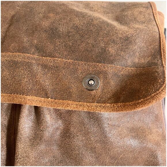 Wilson’s Leather Genuine Leather Messenger Back Large Brown Snap Button - Picture 6 of 13
